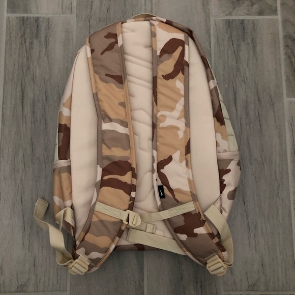 Nike SB Icon AOP D Camo Backpack Desert Camo - Picture 6 of 8